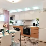 Guestfirst- Relax By The Sea 4 Min To Free Parking Huoneisto
